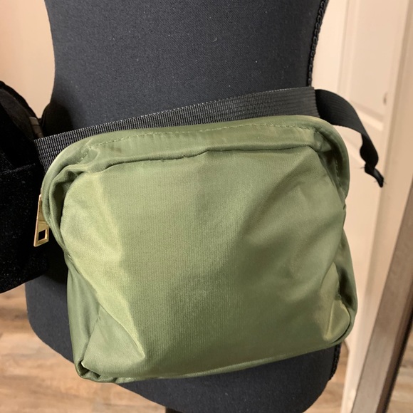 Set of 2 Buckle Fanny Packs - Picture 10 of 16